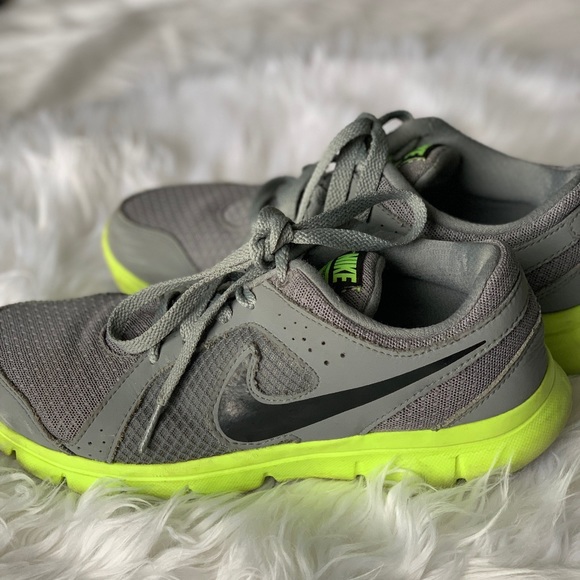 neon yellow running shoes womens